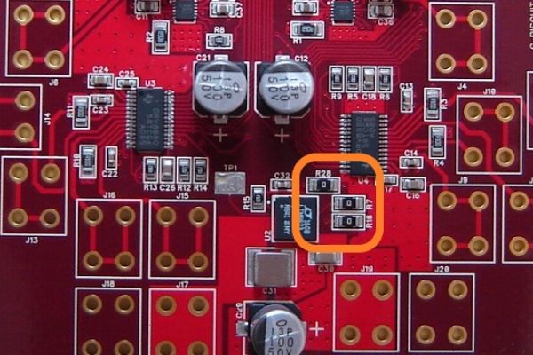 Čo sú nulové odpory a ako a prečo sa používajú v obvodovom dizajne?